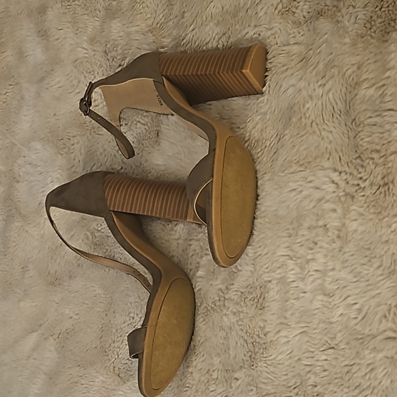 Green / olive suede heels - Picture 5 of 5